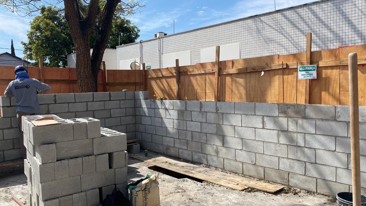 Serviço de construção e alvenaria