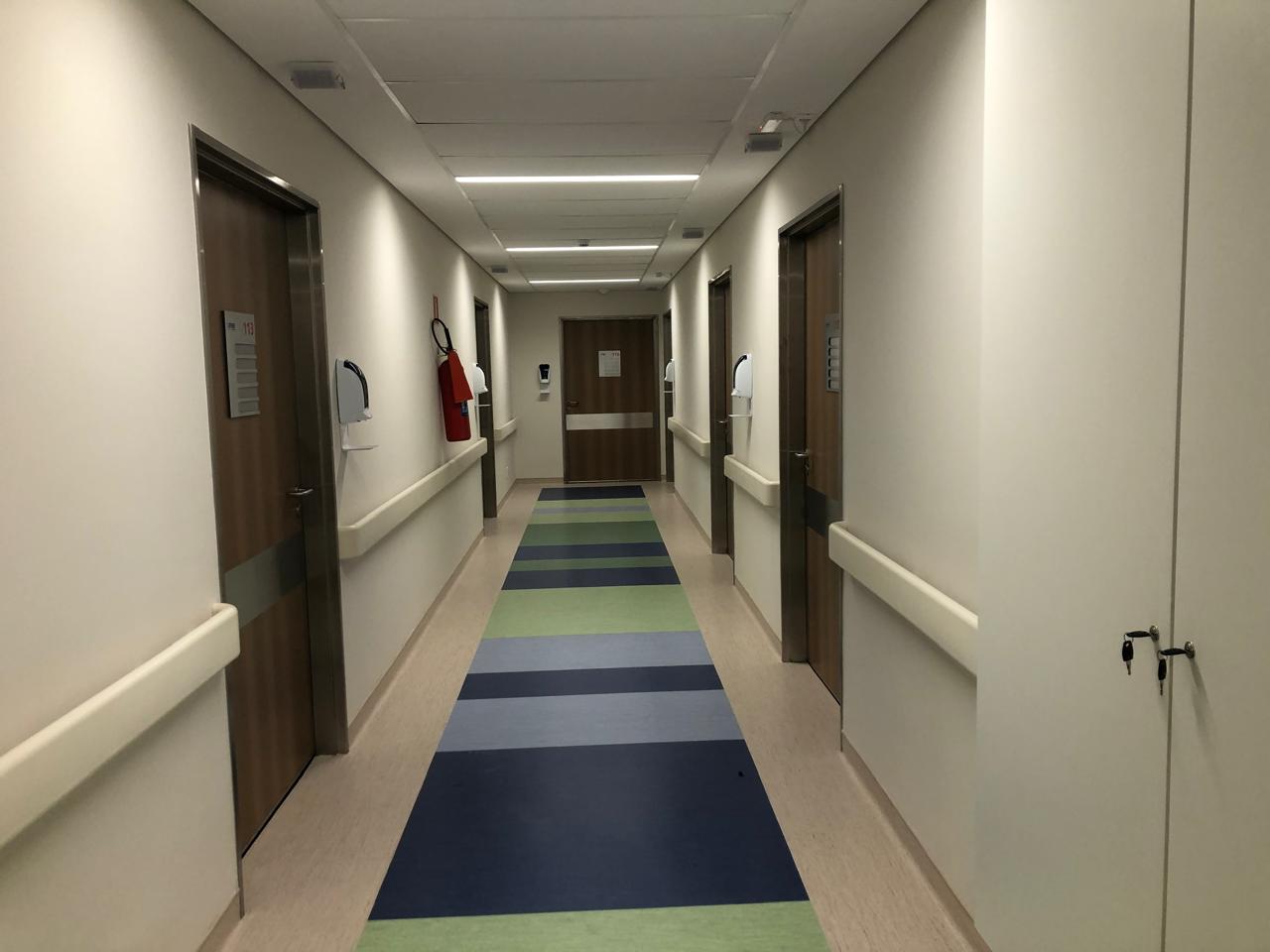 Corredor de ambiente hospitalar